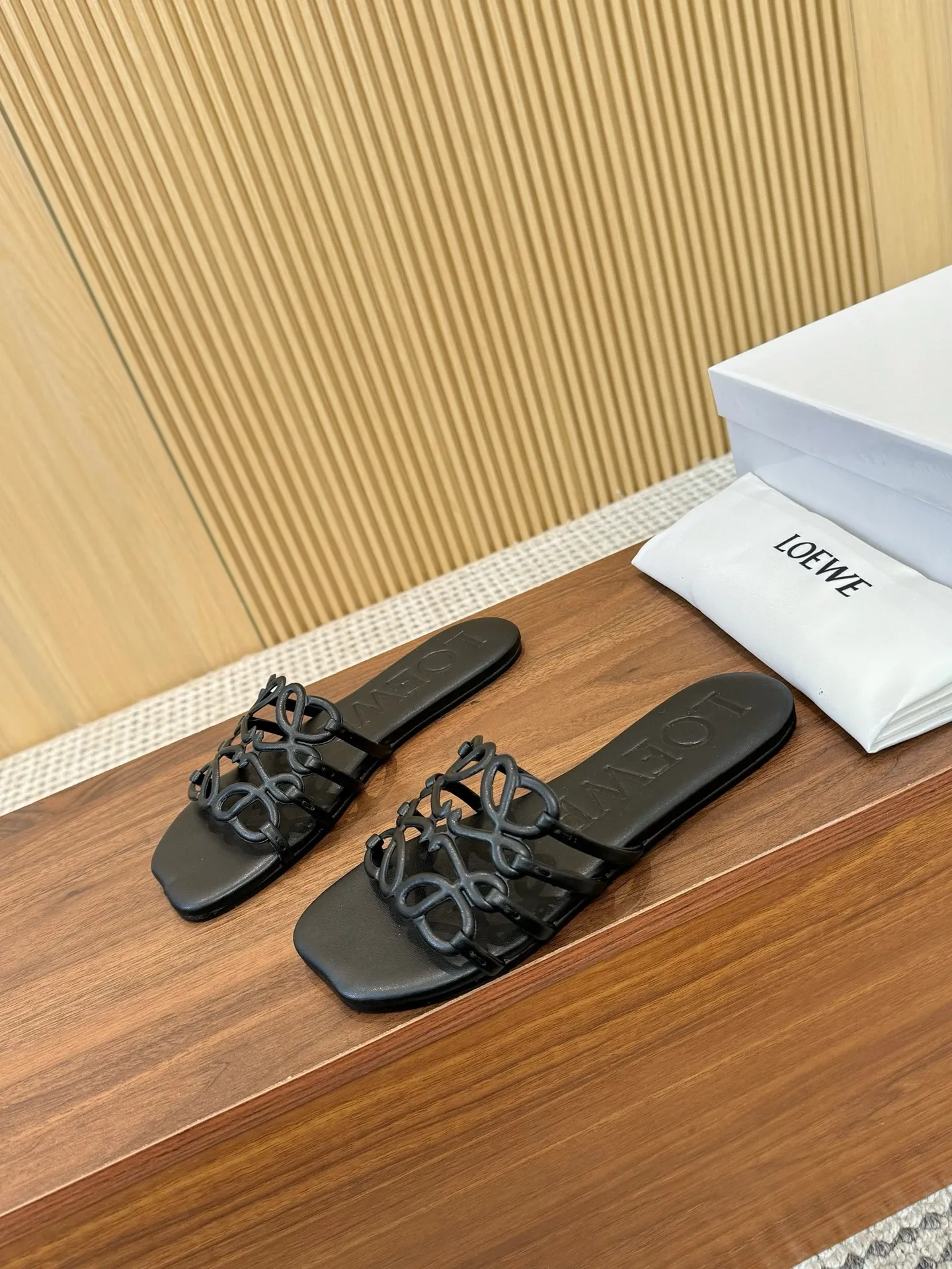 👟👟Ex-factory price 400👟👟 The latest 2025 LOEWE, summer limited edition hollow slippers, they are so beautiful on your feet! ! ! Highly recommended, a super lazy drag, the same style worn by celebrity bloggers! Fabric: Imported sheepskin (black, white, apricot, red, pink, five colors) Lining: Imported sheepskin Genuine leather outsole injection molded dyed bottom Number: 35-42